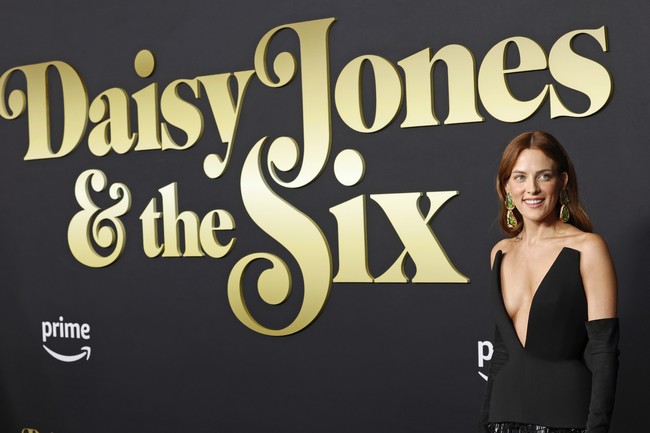 Pemutaran perdana Daisy Jones & the Six berlangsung di Los Angeles, Kamis (23/2/2023). Seluruh pemeran serial produksi Prime Video tersebut hadir, tanpa terkecuali Riley Keough. (Foto: Frazer Harrison/Getty Images)