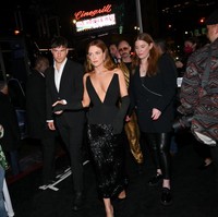 Riley datang bersama suaminya, Ben Smith-Petersen. Kemunculan aktris 33 tahun ini si karpet merah merupakan yang perdana setelah kematian ibunya, Lisa Marie Presley, bulan lalu. Lisa merupakan anak semata wayang mendiang penyanyi legendaris Elvis Presley. (Foto: Michael Buckner/Variety via Getty Images)