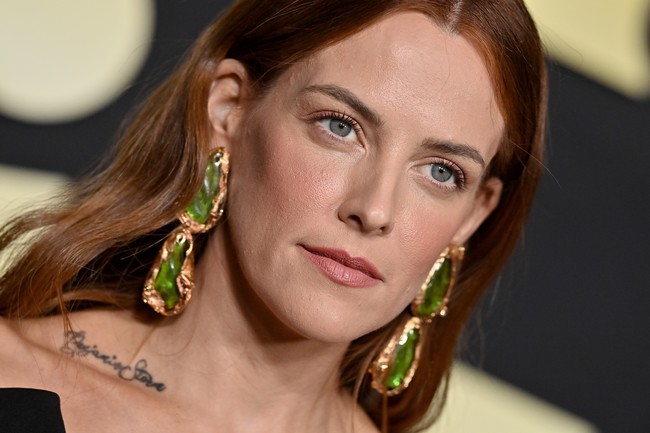 Anting Schiaparelli yang bergaya suraelis dengan material pecahan kaca berwarna hijau ikut melengkapi penampilan ibu satu anak ini. (Foto: Axelle/Bauer-Griffin/FilmMagic)