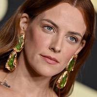 Anting Schiaparelli yang bergaya suraelis dengan material pecahan kaca berwarna hijau ikut melengkapi penampilan ibu satu anak ini. (Foto: Axelle/Bauer-Griffin/FilmMagic)