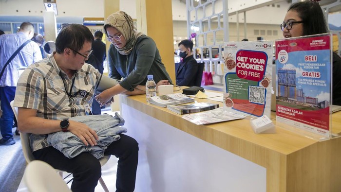 RS Malaysia Ini Tawarkan Periksa Kesehatan dengan Teknologi Terkini Pengunjung melakukan tes gula darah gratis di stan Sunway Medical Centre di BCA Expo, ICE BSD.