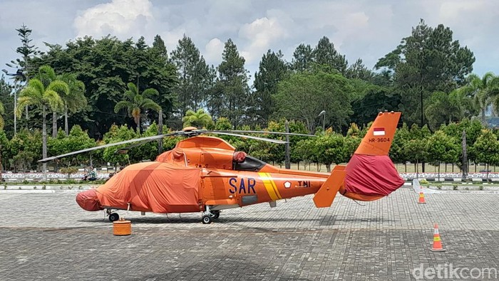 Salah satu helikopter yang disiapkan untuk penyelamatan jika terjadi kecelakaan saat balapan F1H2O (Nizar Aldi/detikSumut)