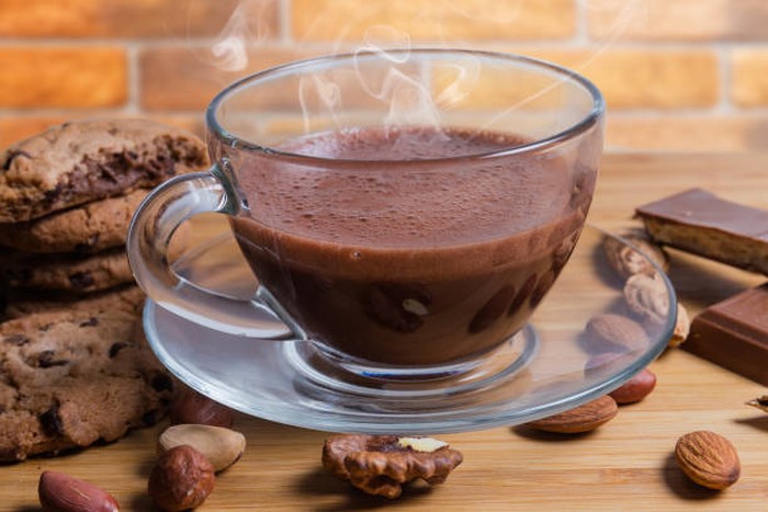 Coklat Panas. Satu ons cokelat hitam mengandung sekitar 24 mg kafein, sedangkan coklat susu mengandung seperempat dari jumlah tersebut. Sama seperti biji kopi, biji kakao secara alami mengandung kafein.