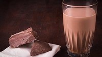 Susu Coklat. Kakao memiliki kafein yang cukup tinggi, artinya semua coklat dan makanan yang dicampur dengan coklat mengandung beberapa kafein. Tetapi jumlah kafein dalam produk bergantung pada persentase kakao yang dikandungnya. Getty Images/pxhidalgo