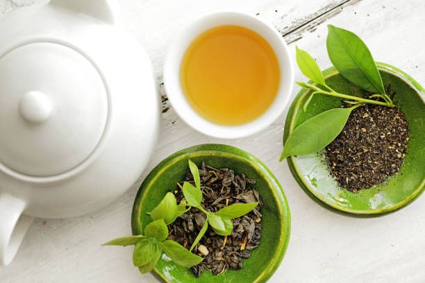 Teh Hijau. Teh hijau mengandung sekitar 28 mg kafein. Sumber kafein alami ini mudah ditemukan dan menjadi minuman yang sangat populer di negara-negara Asia.Teh hijau mengandung asam amino seperti theanine, yang menurut penelitian bekerja pada hippocampus di otak dan memberikan efek pengurangan stres pada hewan dan manusia.