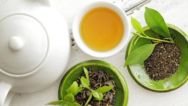 Teh Hijau. Teh hijau mengandung sekitar 28 mg kafein. Sumber kafein alami ini mudah ditemukan dan menjadi minuman yang sangat populer di negara-negara Asia.Teh hijau mengandung asam amino seperti theanine, yang menurut penelitian bekerja pada hippocampus di otak dan memberikan efek pengurangan stres pada hewan dan manusia.