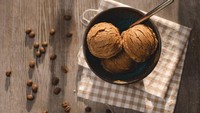 Ice Cream kopi. Selain muffin, salah satu yang paling terkenal dan mudah ditemui ialah es krim rasa tiramisu atau kopi. Tiramisu adalah makanan penutup Italia rasa kopi tradisional yang dibuat dengan espresso dan rum. Tiramisu dan makanan lain yang mengandung kopi merupakan sumber kafein yang umum dan mudah ditemui. Jumlah kafein dalam makanan ini bergantung pada jumlah biji kopi yang digunakan dalam resep dan bisa sangat bervariasi. Getty Images/Dan BEAL
