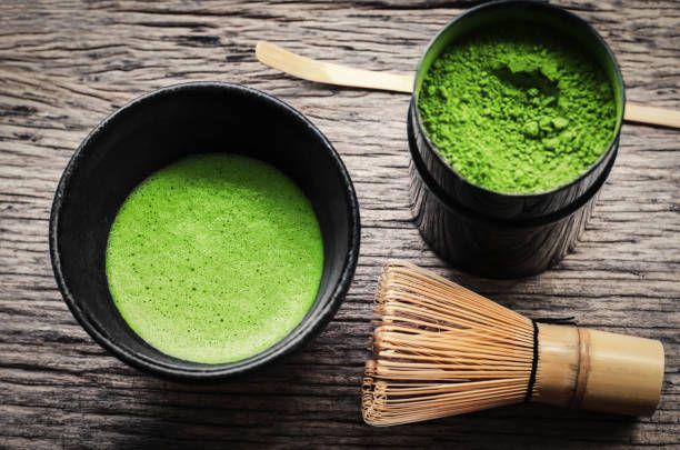 Matcha. Matcha adalah jenis teh hijau yang dihaluskan menjadi bubuk. Satu cangkir matcha (240 ml) mengandung sekitar 70 mg kafein.