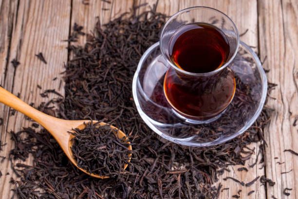 Teh Hitam. Secangkir teh hitam mengandung sekitar 47 mg kafein. Teh hitam dengan kafein nan tidak terlalu tinggi ini bisa jadi alternatif. Namun, tak semua teh mengandung kafein, contohnya teh herbal.