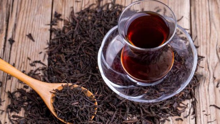 Teh Hitam. Secangkir teh hitam mengandung sekitar 47 mg kafein. Teh hitam dengan kafein yang tidak terlalu tinggi ini bisa jadi alternatif. Namun, tak semua teh mengandung kafein, contohnya teh herbal.