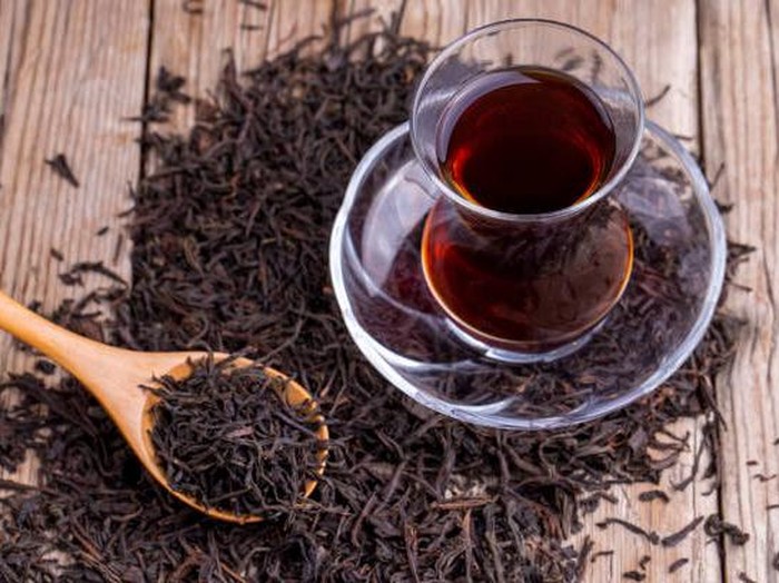 Teh Hitam. Secangkir teh hitam mengandung sekitar 47 mg kafein. Teh hitam dengan kafein yang tidak terlalu tinggi ini bisa jadi alternatif. Namun, tak semua teh mengandung kafein, contohnya teh herbal.