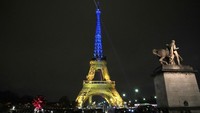 Warna cahaya yang membalut Menara Eiffel itu melambangkan bendera Ukraina.