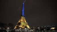 Prancis menyalakan lampu itu sebagai bentuk dukungan kepada Ukraina.