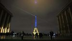 Setahun Perang Ukraina, Cahaya Biru-Kuning Selimuti Menara Eiffel