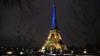 Menara Eiffel dihiasi lampu berwarna biru dan kuning untuk memperingati setahun perang Rusia-Ukraina.
