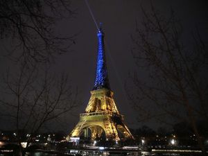 Setahun Perang Ukraina, Cahaya Biru-Kuning Selimuti Menara Eiffel