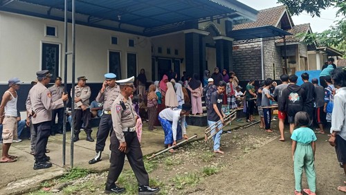 Situasi rumah duka korban meninggal tenggelam di pesisir Pantai Candikusuma, Kecamatan Melaya, Kabupaten Jembrana, Jumat (24/2/2023). (I Putu Adi Budiastrawan/detikBali).
