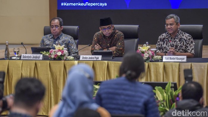 Wakil Menteri Keuangan Suahasil Nazara (kanan) didampingi Sekretaris Jenderal Kemenkeu Heru Pambudi (kiri) dan Direktur Jenderal Pajak Kemenkeu Suryo Utomo (tengah) menggelar konferensi pers penanganan internal Kementerian Keuangan atas kasus Rafael Alun Trisambodo di Kantor Pusat Ditjen Pajak, Jakarta, Jumat (24/2/2023).  Dalam konfrensi pers tersebut, Menteri Keuangan Sri Mulyani Indrawati mencopot jabatan struktural dan tugas-tugas Rafael Alun Trisambodo sebagai Kepala Bagian Umum Kantor Wilayah Direktorat Jenderal Pajak Kemenkeu, Rafael dicopot dari jabatannya terkait buntut kasus penganiayaan yang dilakukan anaknya, Mario Dandy Satriyo. ANTARA FOTO/Galih Pradipta/foc.