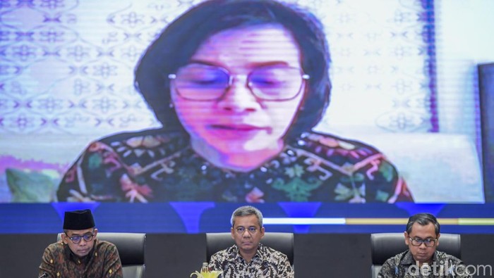 Sri Mulyani Copot Rafael Alun Trisambodo dari Pejabat Pajak Wakil Menteri Keuangan Suahasil Nazara (kanan) didampingi Sekretaris Jenderal Kemenkeu Heru Pambudi (kiri) dan Direktur Jenderal Pajak Kemenkeu Suryo Utomo (tengah) menggelar konferensi pers penanganan internal Kementerian Keuangan atas kasus Rafael Alun Trisambodo di Kantor Pusat Ditjen Pajak, Jakarta, Jumat (24/2/2023). Dalam konfrensi pers tersebut, Menteri Keuangan Sri Mulyani Indrawati mencopot jabatan struktural dan tugas-tugas Rafael Alun Trisambodo sebagai Kepala Bagian Umum Kantor Wilayah Direktorat Jenderal Pajak Kemenkeu, Rafael dicopot dari jabatannya terkait buntut kasus penganiayaan yang dilakukan anaknya, Mario Dandy Satriyo. ANTARA FOTO/Galih Pradipta/foc.