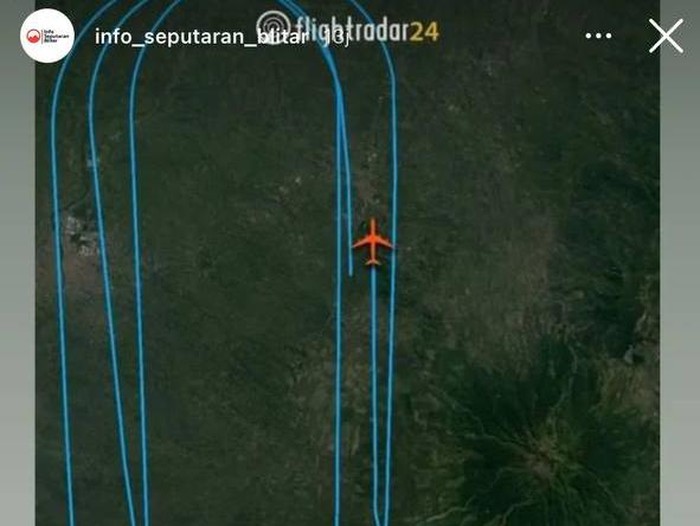 tangkapan layar aplikasi flighradar24 yang menunjukkan pesawat AS berputar-putar di atas langit Blitar