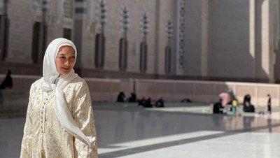 8 Foto Tata Cahyani Eks Tommy Soeharto Umrah, Netizen Salfok Cantiknya Awet