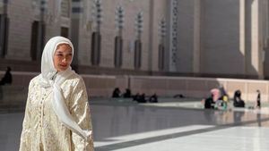 8 Foto Tata Cahyani Eks Tommy Soeharto Umrah, Netizen Salfok Cantiknya Awet