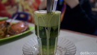 Selain Mie Aceh, warung ini juga menyediakan menu lainnya seperti teh hijau susu telur. Warung ini juga kerap didatangi menantu Presiden Jokowi, Bobby Nasution dan Jubir Prabowo Dahnil Anzar. (Felicia Gisela Sihite)