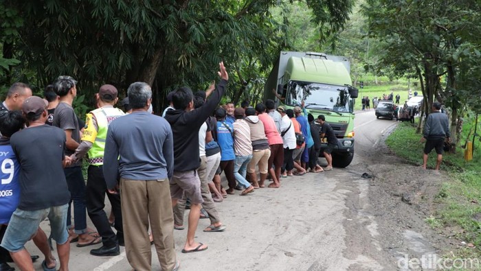 trailer mogok sebabkan jalan ponorogo-pacitan macet