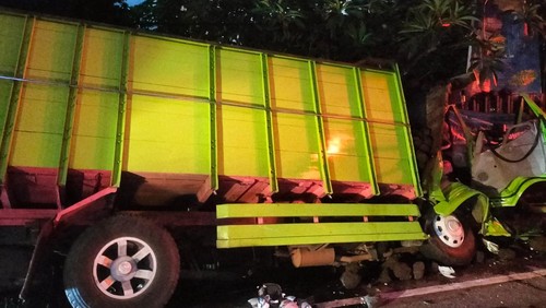 Truk remuk parah setelah menabrak dua sepeda motor di lampu merah dan masuk selokan pada Jumat (24/2/2023) dini hari.