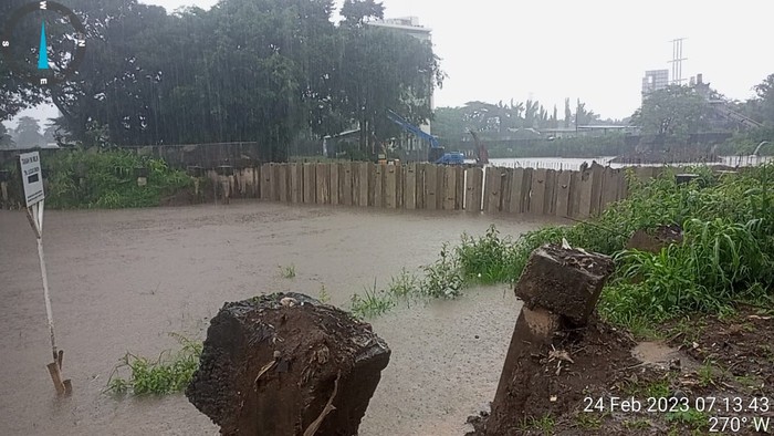 Turap Dinas SDA DKI belum mampu membendung banjir di Kembangn Utara ini. (Sumber: Ketua RT 1/RW 7 Abdul Mujib)