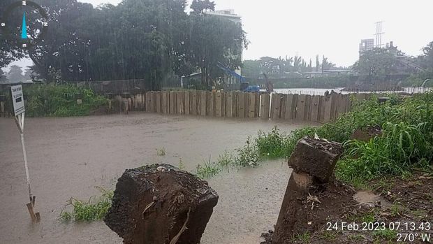 Turap Dinas SDA DKI belum mampu membendung banjir di Kembangn Utara ini. (Sumber: Ketua RT 1/RW 7 Abdul Mujib)