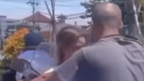 Viral bule sejoli berboncengan motor dengan gaya hadap-hadapan. Saat ini, polisi tengah memburu pemilik rental motor tersebut.