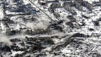 Invasi mengakibatkan kerusakan parah di Ukraina. Rumah hingga gedung hancur akibat invasi, seperti terlihat di Kota Marinka. AP Photo.