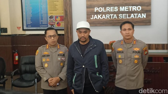 Wakil Ketua Komisi III DPR Ahmad Sahroni di Polres Jaksel