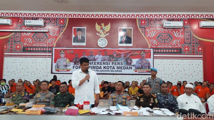 Wali Kota Medan Bobby Nasution saat menghadiri konferensi pers di Polres Belawan