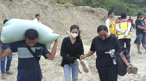 Warga melintasi longsor di Takari, Kabupaten Kupang, NTT, Kamis (23/2/2023). Longsor hebat itu terlihat seperti gunung bergeser dan menjadi tempat wisata dadakan.
