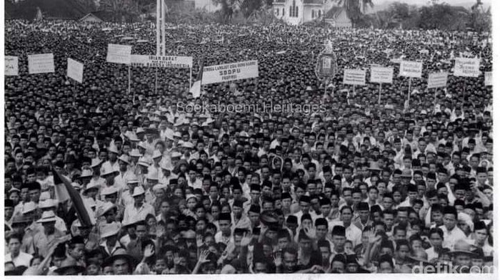 Warga Sukabumi menyemut di Lapang Merdeka  saat mendengarkan pidato dari Bung Karno