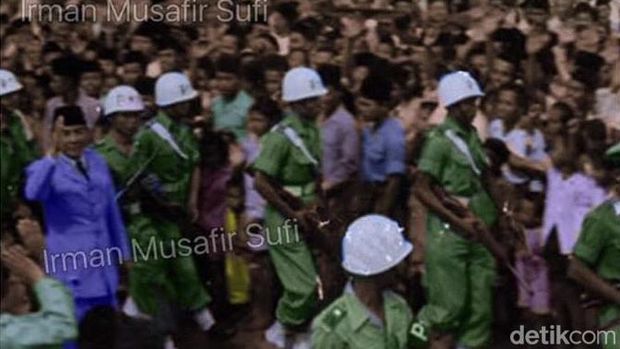 Warga Sukabumi menyemut di Lapang Merdeka  saat mendengarkan pidato dari Bung Karno