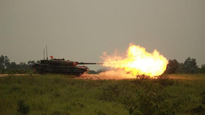 Yonkav 1 Kostrad latihan menembak senjata berat kendaraan tempur TA 2018 di Puslatpur Baturaja pada Agustus 2018 untuk meningkatkan kemampuan dan kerja sama awak Ranpur antara Loader (pelayan munisi), pengemudi Ranpur, Gunner (penembak kanon) dan komandan kendaraan. (dok Kostrad)
