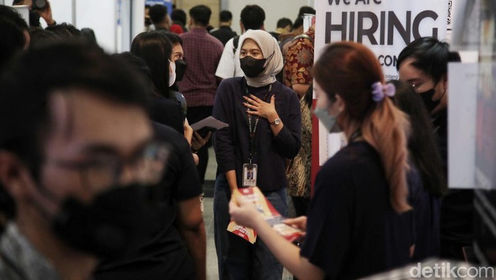 Para pemburu kerja memadati Mega Career Expo 2023 di Gedung Smesco, Jakarta, Jumat (24/2/2023). Mereka datang dari berbagai daerah.