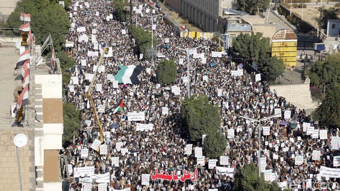 1247454448 SANA'A, YEMEN - FEBRUARY 24: Yemeni protestors participate in a demonstration held against the Israeli recent Wednesday raids that killed at least 11 Palestinians and left over 100 others injured in the West Bank, on February 24, 2023 in Sana'a, Yemen. (Photo by Mohammed Hamoud/Anadolu Agency via Getty Images)