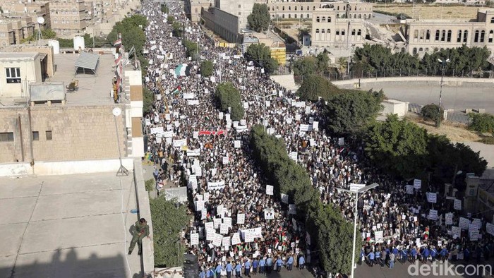 SANA'A, YEMEN - FEBRUARY 24: Yemeni protestors participate in a demonstration held against the Israeli recent Wednesday raids that killed at least 11 Palestinians and left over 100 others injured in the West Bank, on February 24, 2023 in Sana'a, Yemen. (Photo by Mohammed Hamoud/Anadolu Agency via Getty Images)