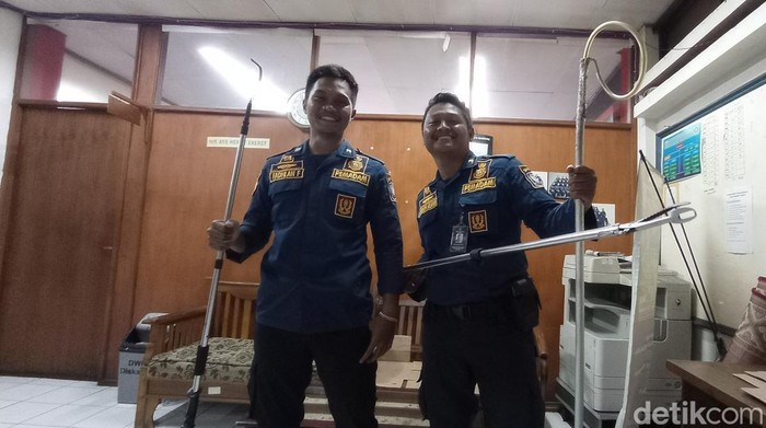 Alat tangkap ular milik petugas Diskar PB Bandung.