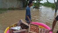 Banjir disebabkan lupaan Kali Ulu hingga meluber ke perumahan.