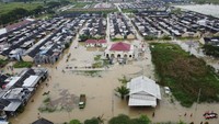 Foto udara banjir yang menggenangi perumahan Puri Nirwana Residence, Cikarang Utara, Kabupaten Bekasi, Jawa Barat, Sabtu (25/2/2023).