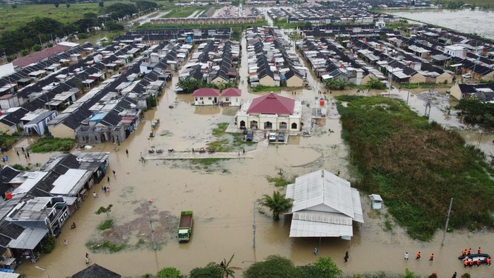 Foto udara banjir yang menggenangi perumahan Puri Nirwana Residence, Cikarang Utara, Kabupaten Bekasi, Jawa Barat, Sabtu (25/2/2023). Menurut warga banjir telah menggenangi wilayah tersebut selama dua hari dari ketinggian 30 cm-1 meter dan penyebab banjir akibat luapan Kali Ulu. ANTARA FOTO/ Fakhri Hermansyah/hp.