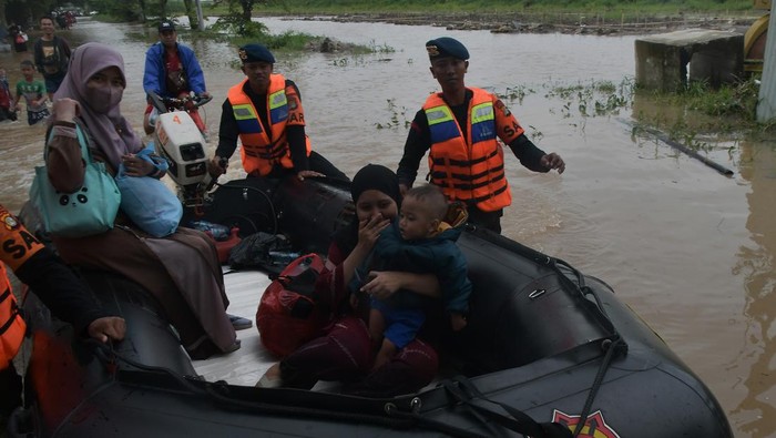Foto udara banjir yang menggenangi perumahan Puri Nirwana Residence, Cikarang Utara, Kabupaten Bekasi, Jawa Barat, Sabtu (25/2/2023). Menurut warga banjir telah menggenangi wilayah tersebut selama dua hari dari ketinggian 30 cm-1 meter dan penyebab banjir akibat luapan Kali Ulu. ANTARA FOTO/ Fakhri Hermansyah/hp.