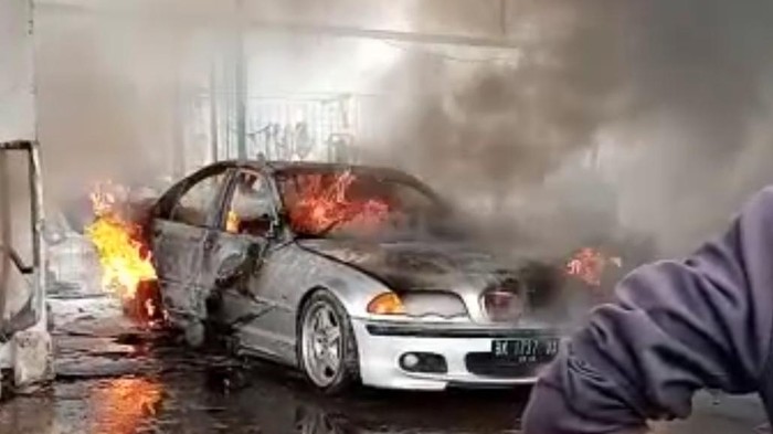 BMW terbakar saat diperbaiki di bengkel Bogor, Jawa Barat.