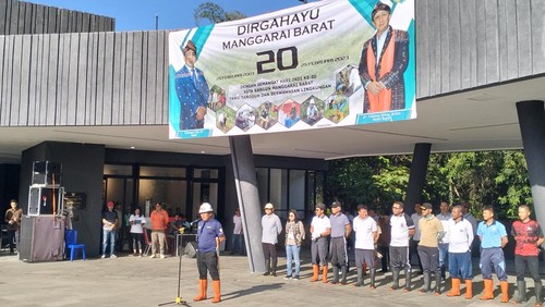 Bupati Manggarai Barat Edistasius Endi memimpin upacara perayaan HUT ke-20 Kabupaten Manggarai Barat di Kompleks spot wisata Goa Batu Cermin di Labuan Bajo, Sabtu (25/2/2023). (Ambrosius Ardin)