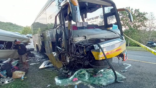 Kondisi Minibus travel Panca Sari dan bus Surabaya Indah di Sumbawa Barat, NTB Sabtu (25/2/2023).